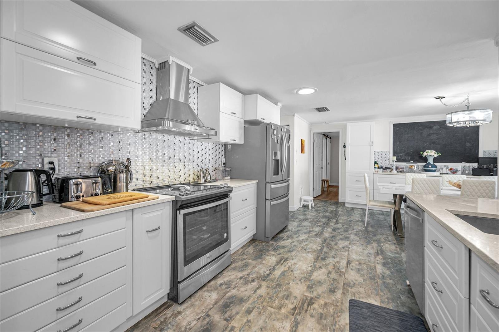 Image 14 of 77 For 1176 Mineola Circle