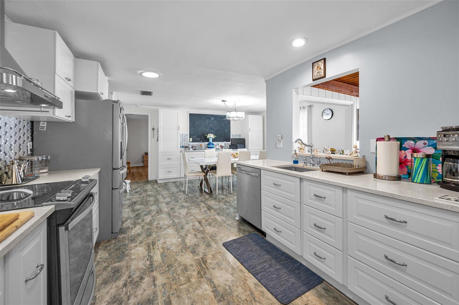 Image 17 of 77 For 1176 Mineola Circle