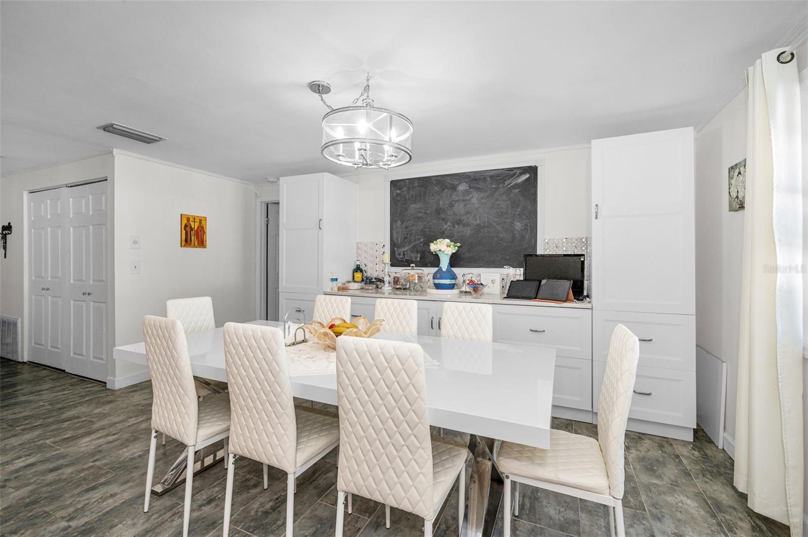 Image 22 of 77 For 1176 Mineola Circle