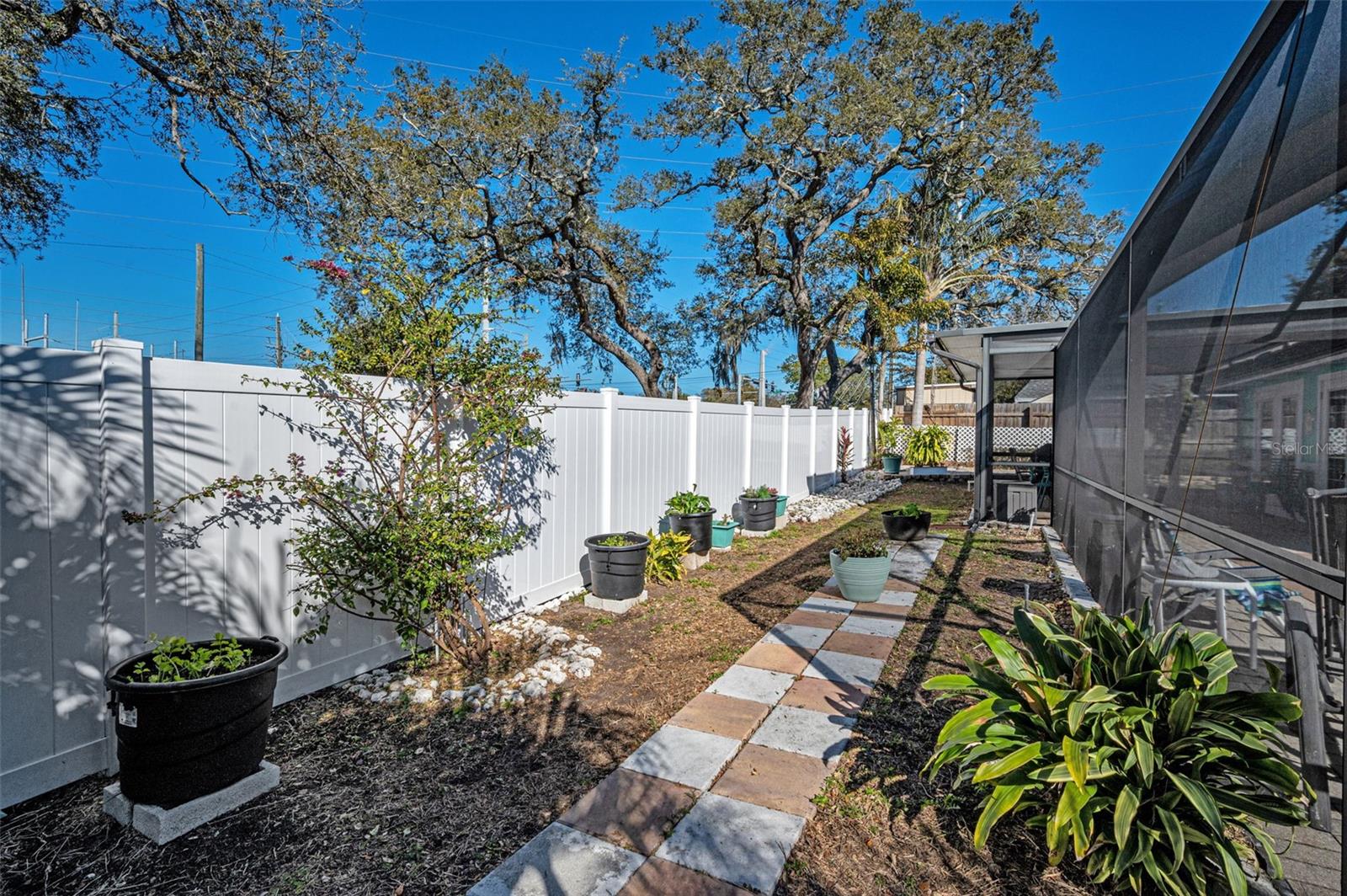 Image 51 of 77 For 1176 Mineola Circle