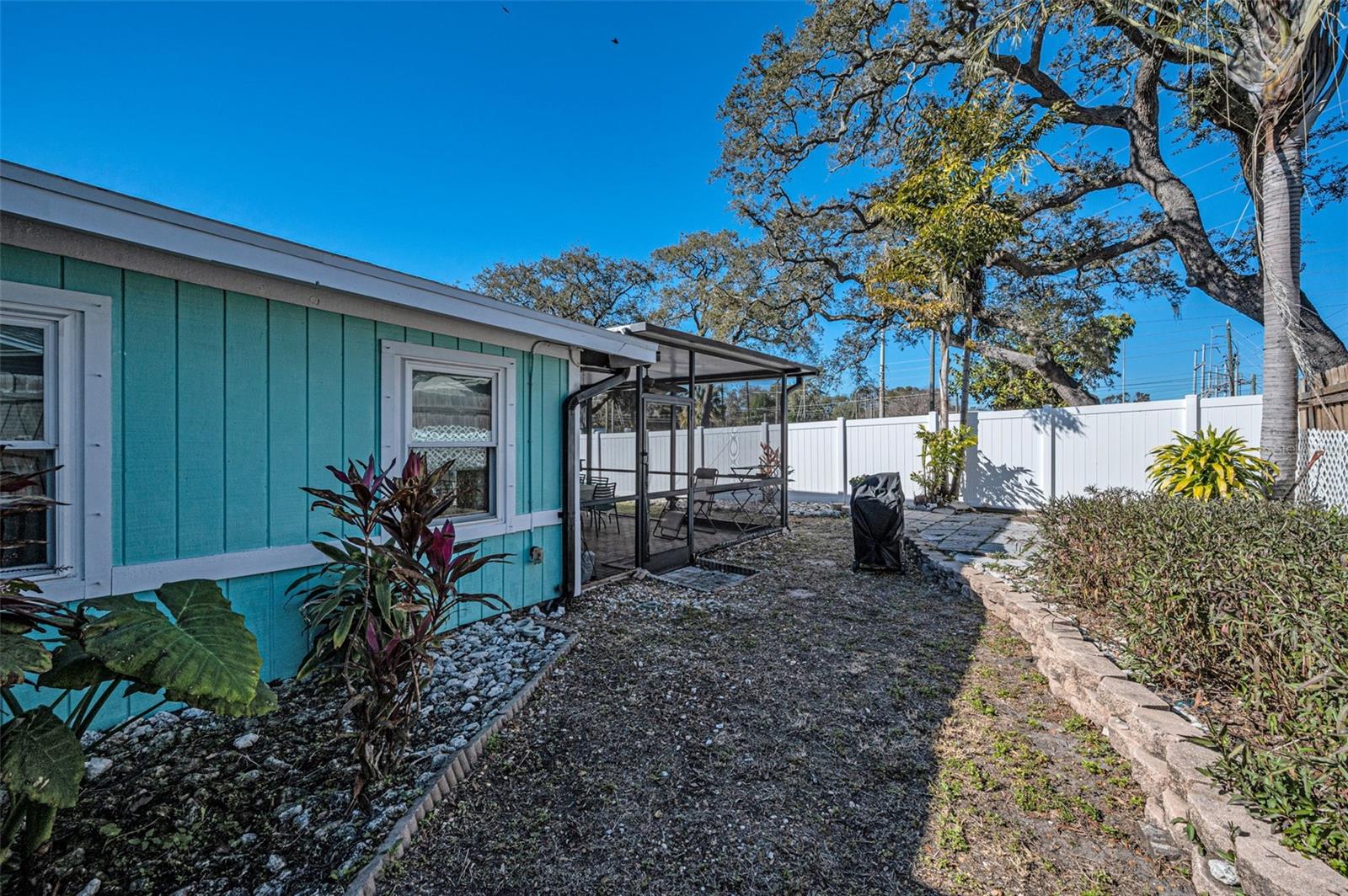 Image 54 of 77 For 1176 Mineola Circle