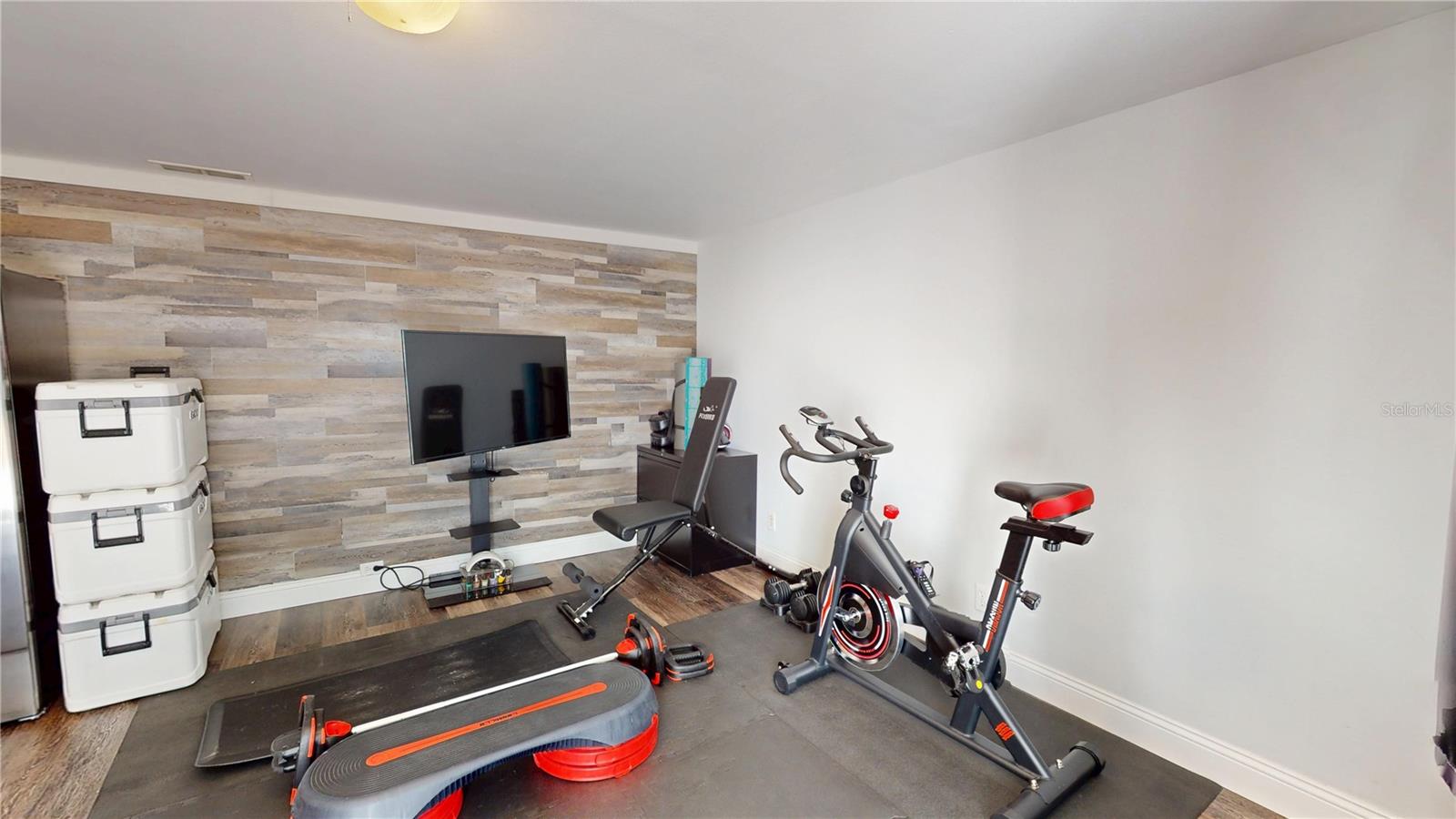 Image 28 of 49 For 2020 Yale Avenue