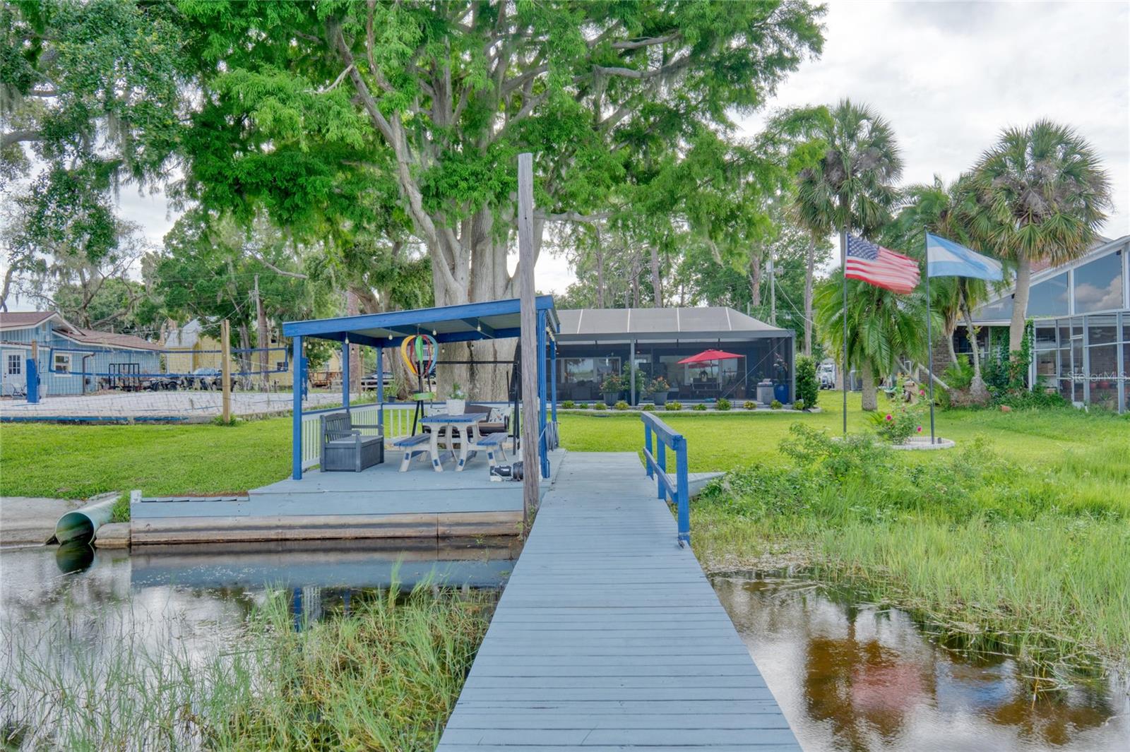 Listing photo id 4 for 297 Lakeview Drive