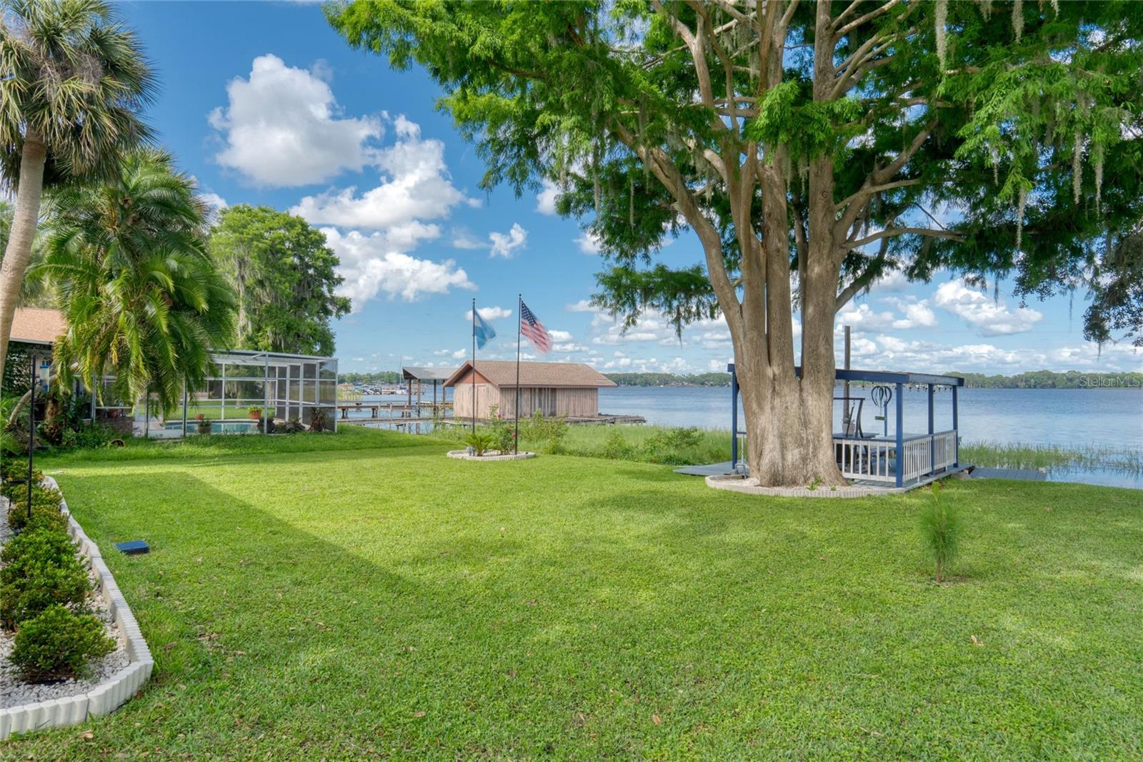 Listing photo id 7 for 297 Lakeview Drive