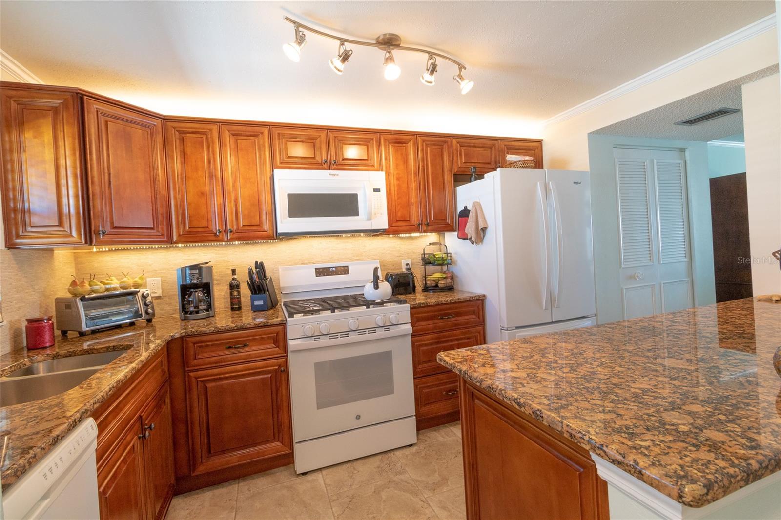 Image 5 of 37 For 5980 Shore Boulevard S 707