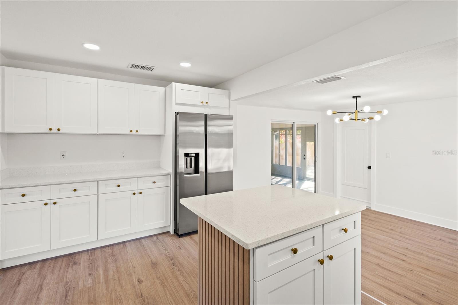 Listing photo id 8 for 4650 Emerson Avenue S