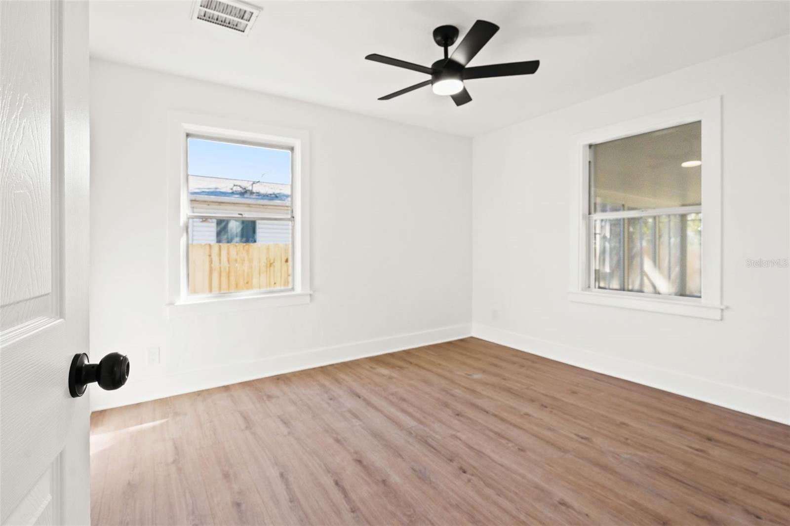 Listing photo id 15 for 4650 Emerson Avenue S