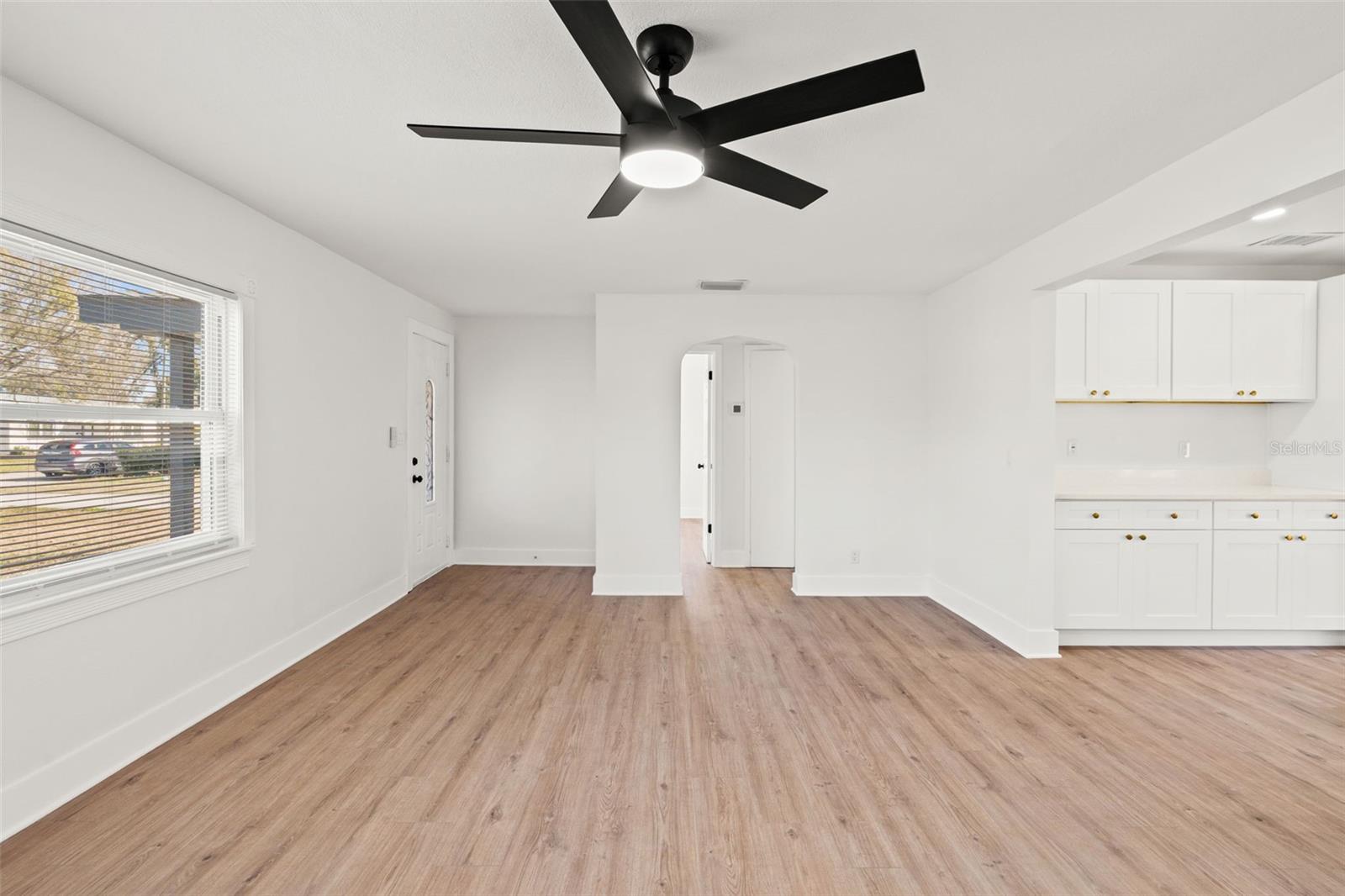 Listing photo id 3 for 4650 Emerson Avenue S