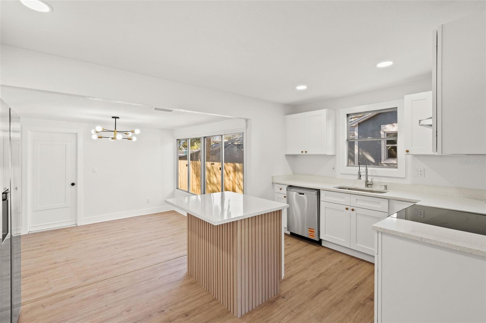 Listing photo id 4 for 4650 Emerson Avenue S