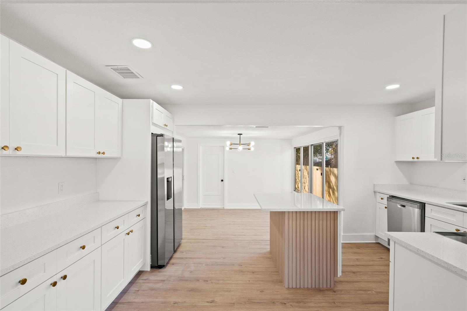 Listing photo id 5 for 4650 Emerson Avenue S