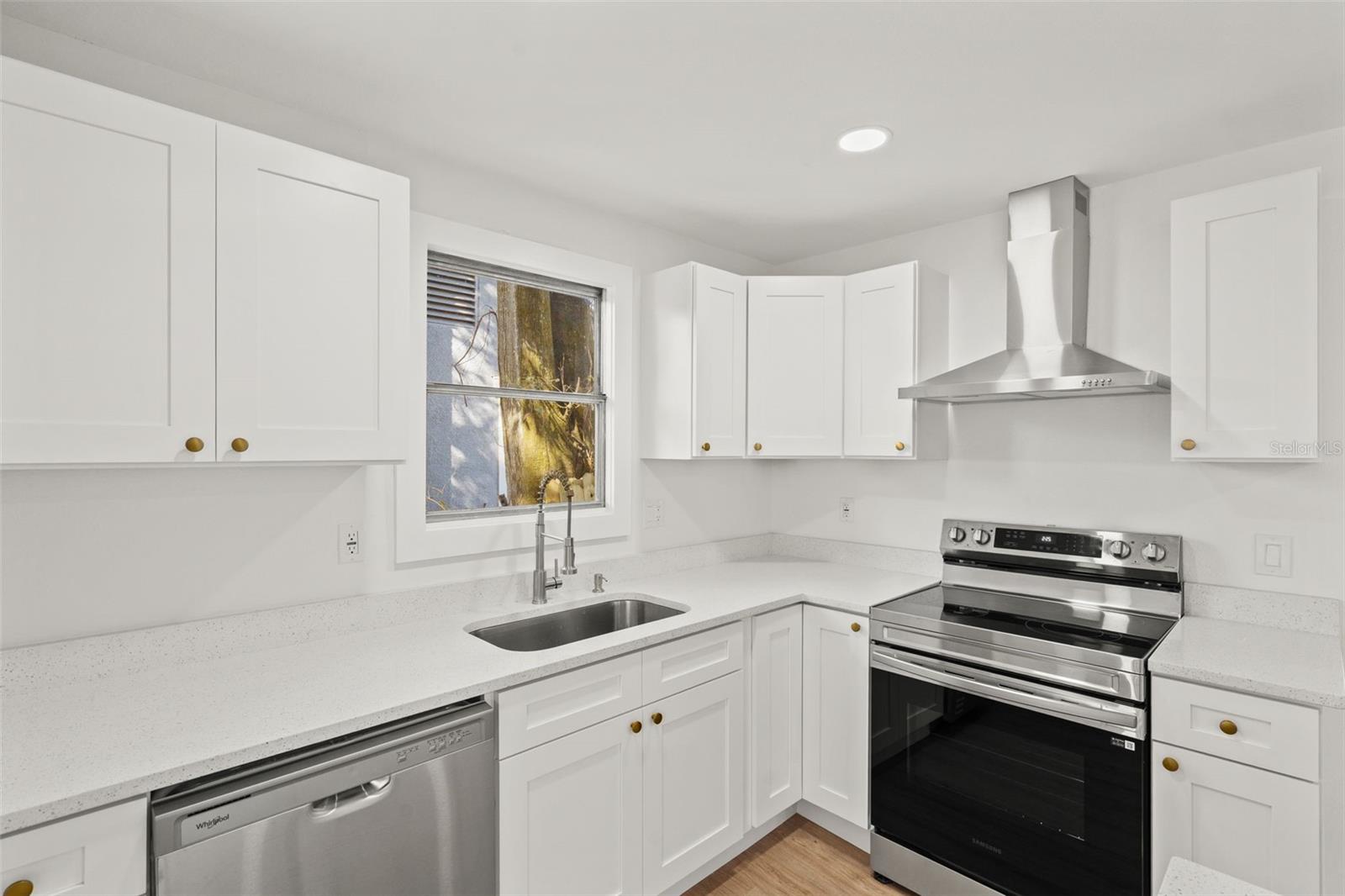 Listing photo id 7 for 4650 Emerson Avenue S