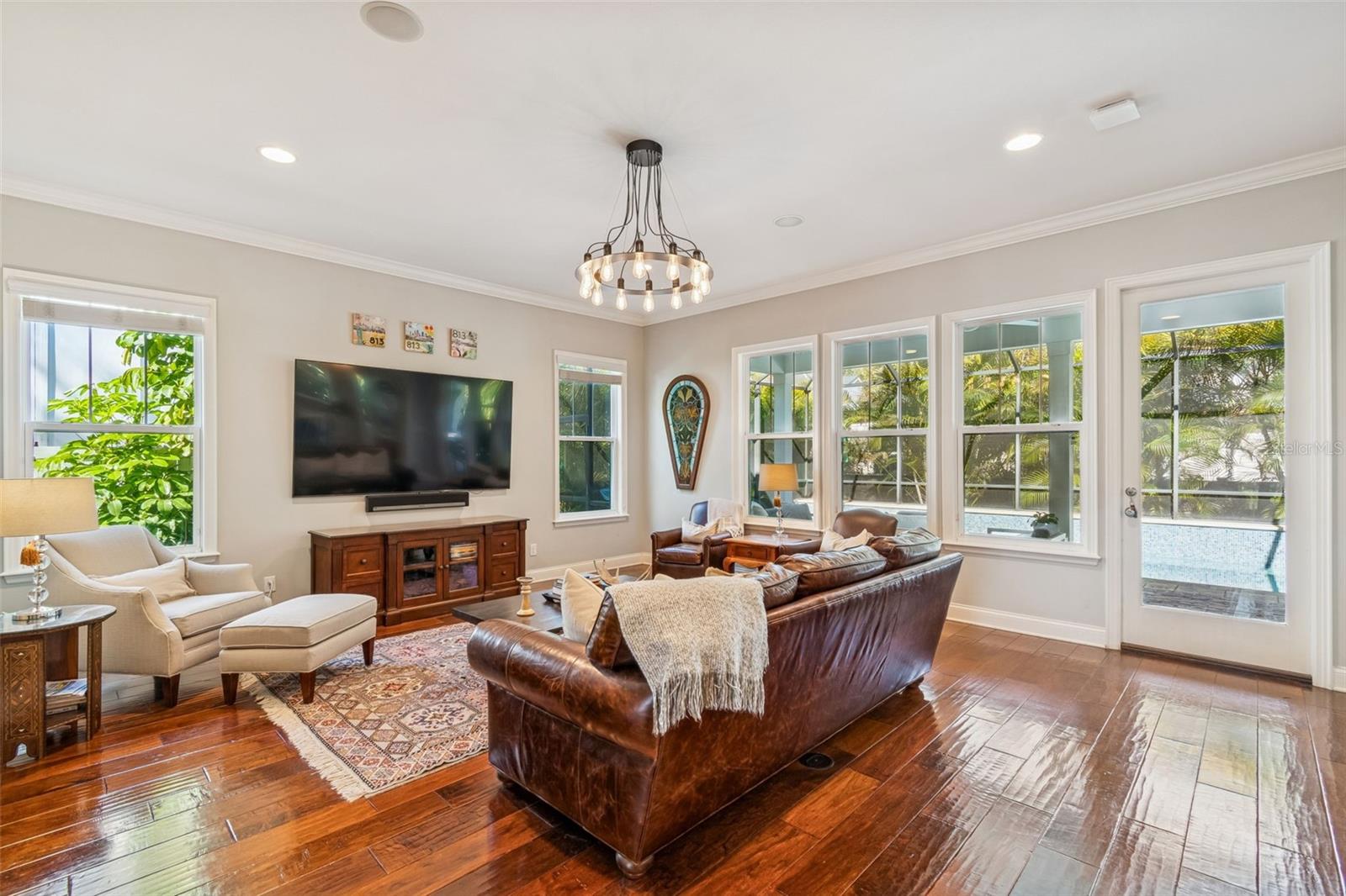 Listing photo id 13 for 2907 Hawthorne Road