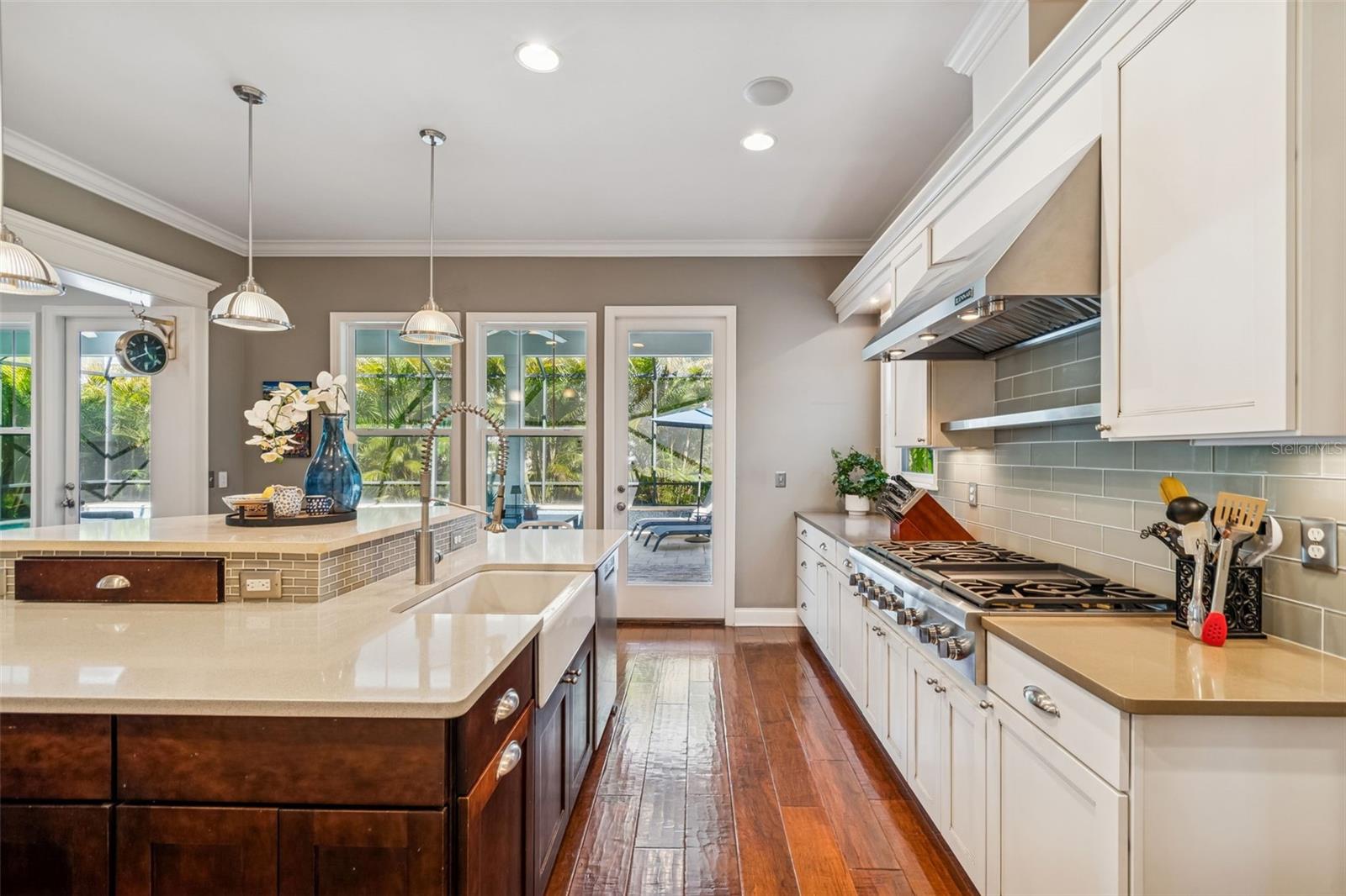 Listing photo id 17 for 2907 Hawthorne Road