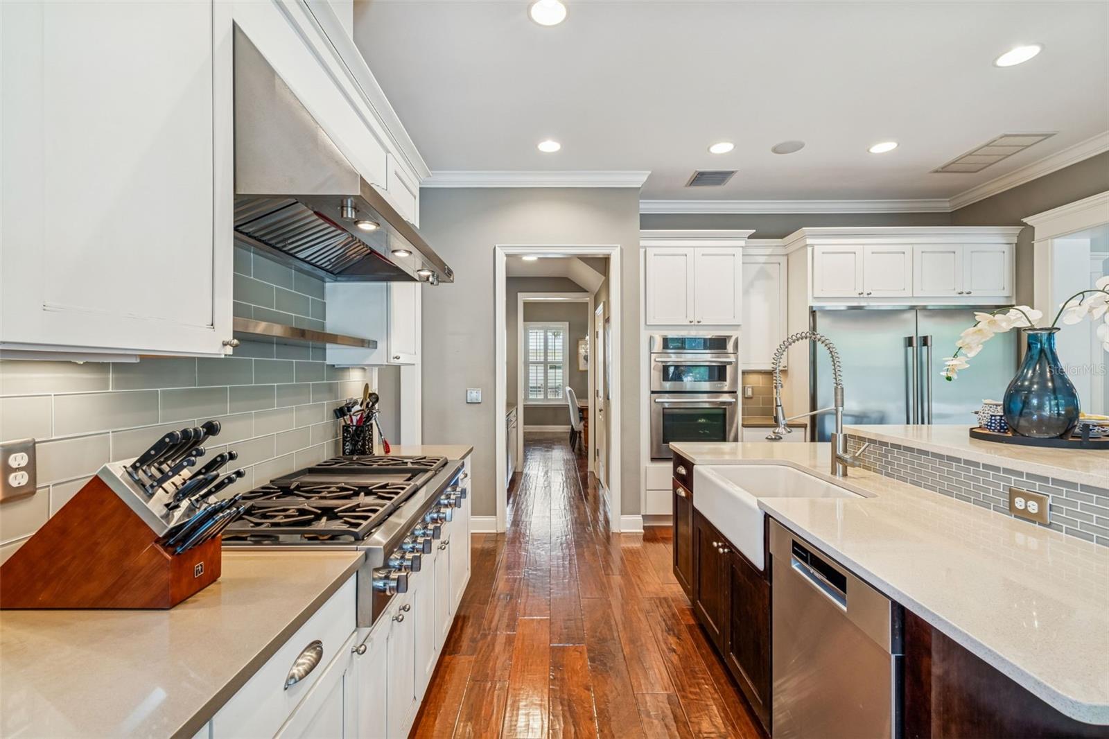 Listing photo id 18 for 2907 Hawthorne Road