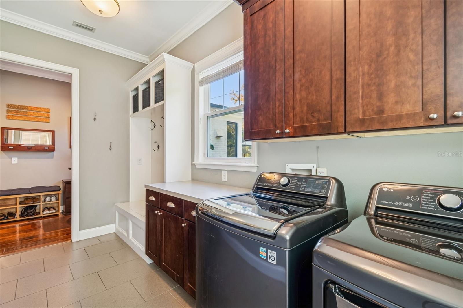 Listing photo id 25 for 2907 Hawthorne Road