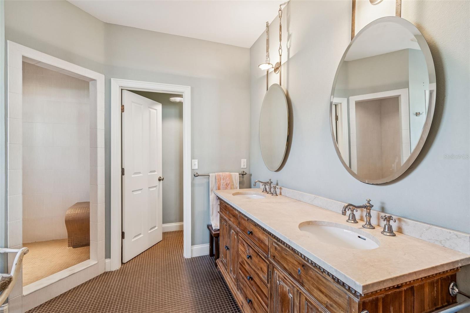 Listing photo id 30 for 2907 Hawthorne Road