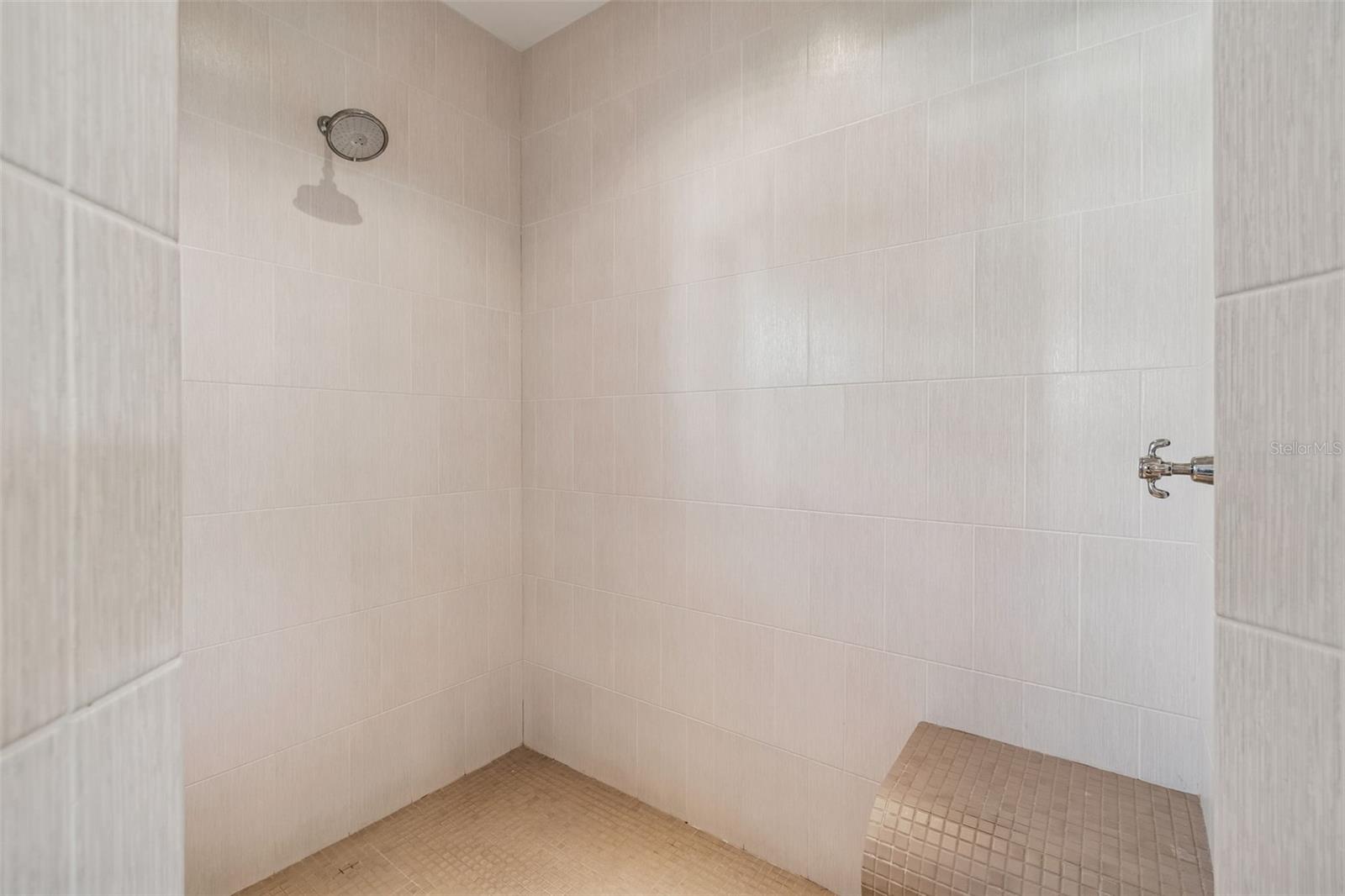 Listing photo id 31 for 2907 Hawthorne Road