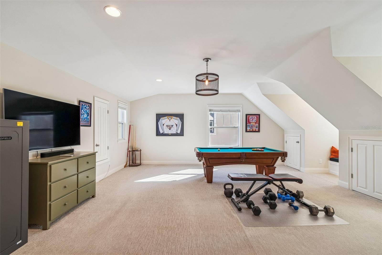 Listing photo id 42 for 2907 Hawthorne Road