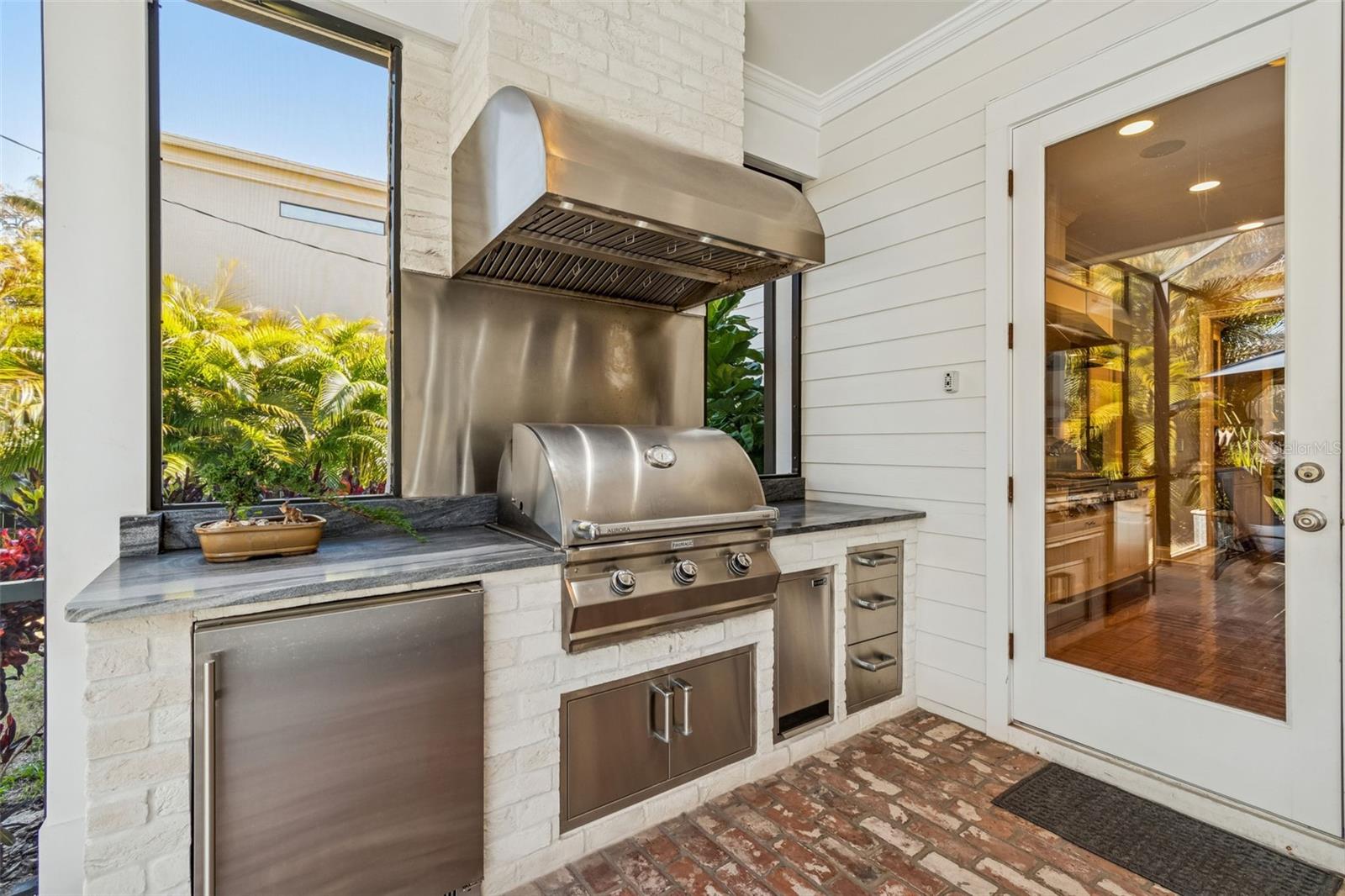 Listing photo id 47 for 2907 Hawthorne Road