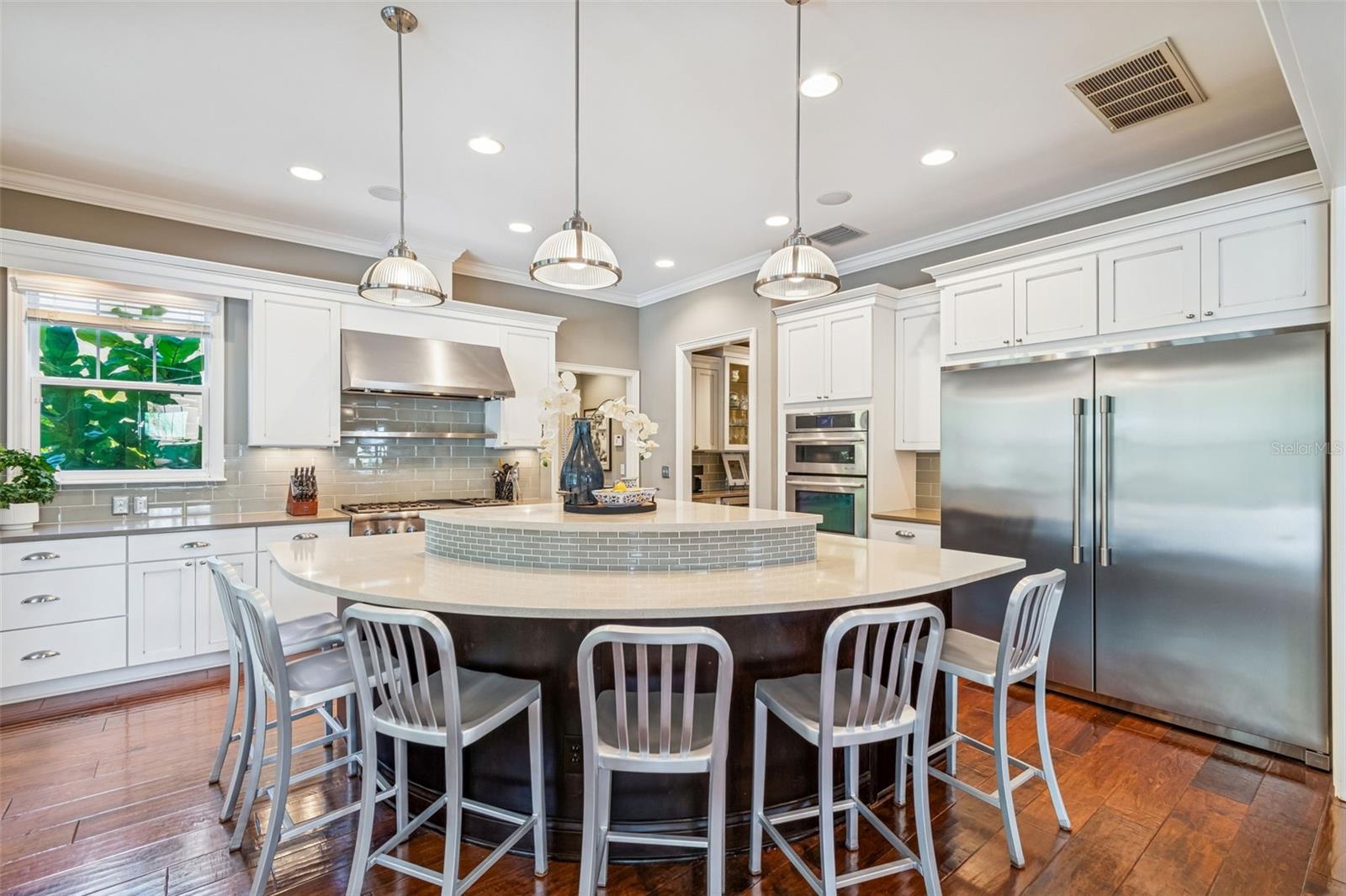 Listing photo id 3 for 2907 Hawthorne Road