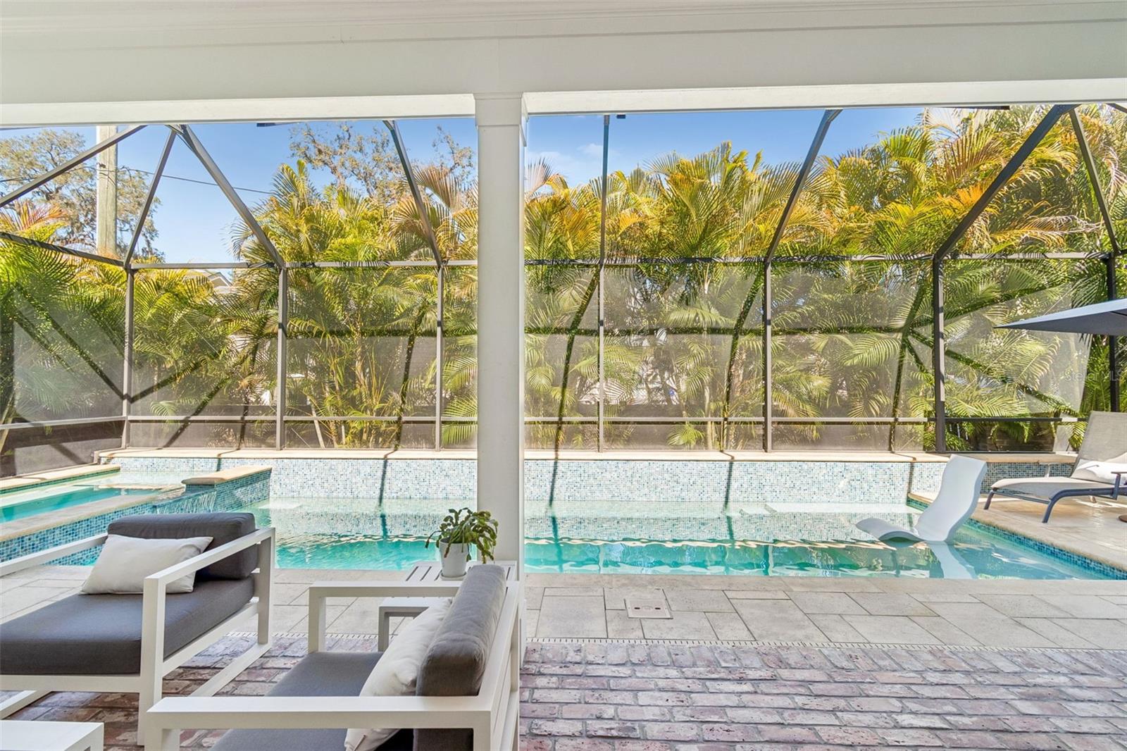 Listing photo id 4 for 2907 Hawthorne Road