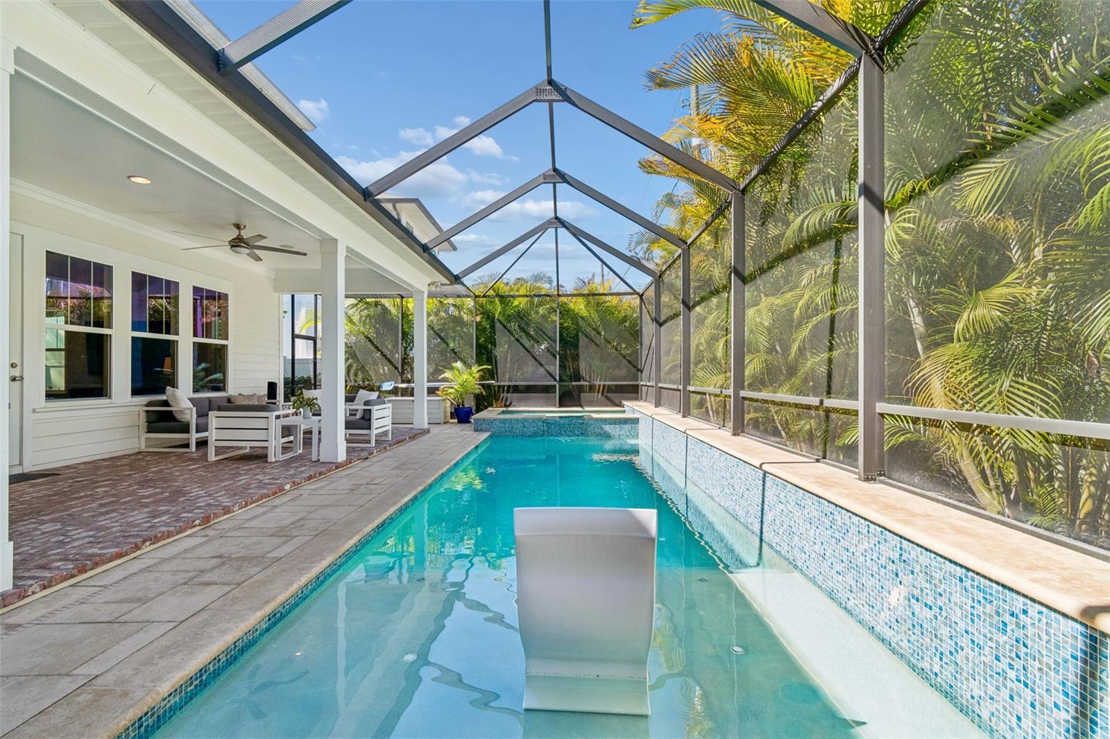 Listing photo id 5 for 2907 Hawthorne Road