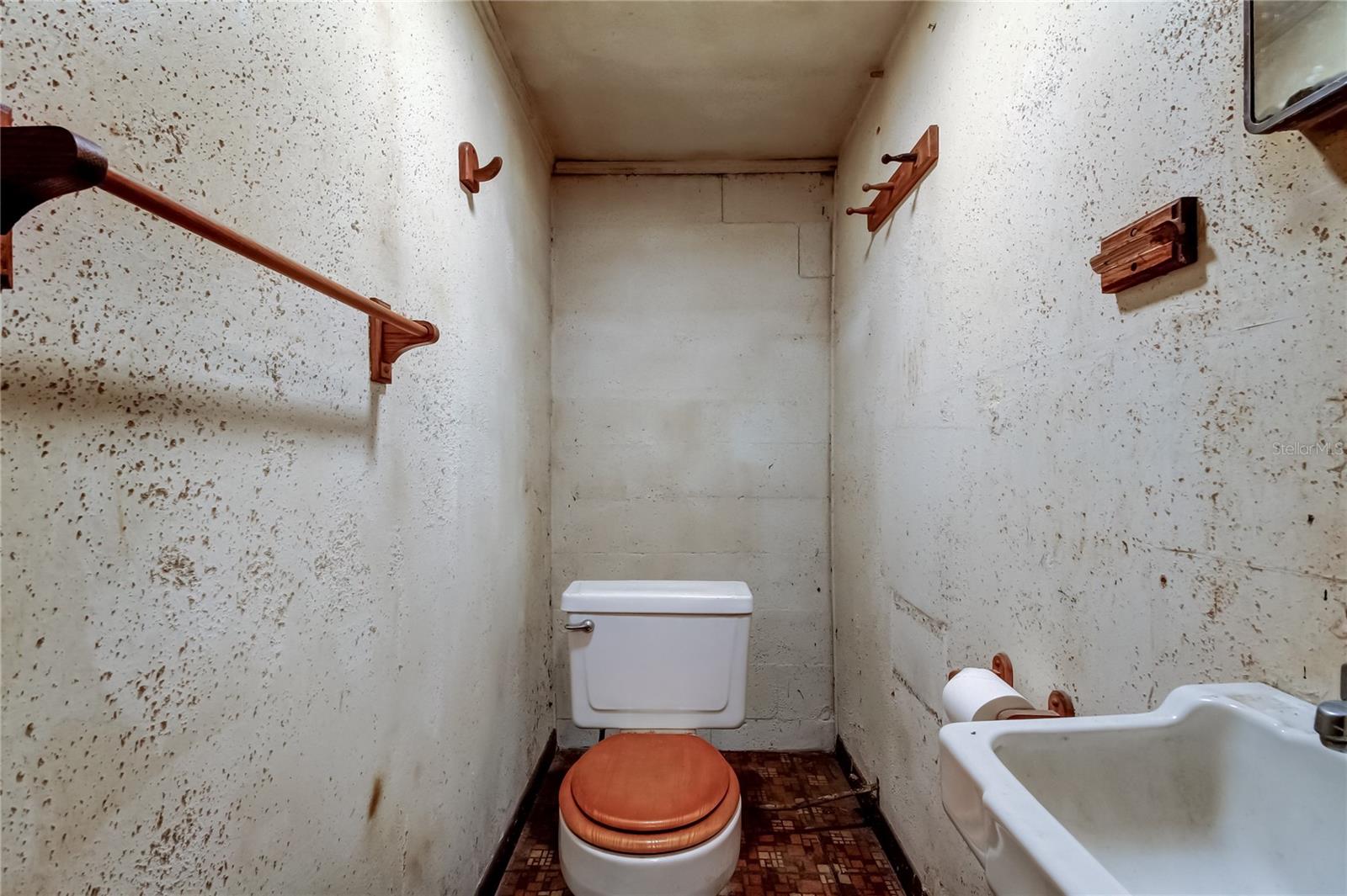 Image 21 of 36 For 8171 37th Avenue N