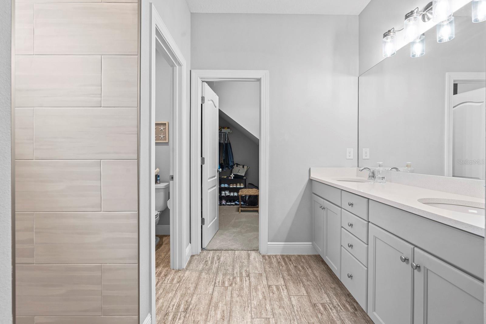 Listing photo id 18 for 5432 Silver Sun Drive