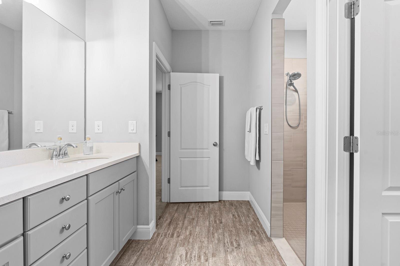 Listing photo id 19 for 5432 Silver Sun Drive