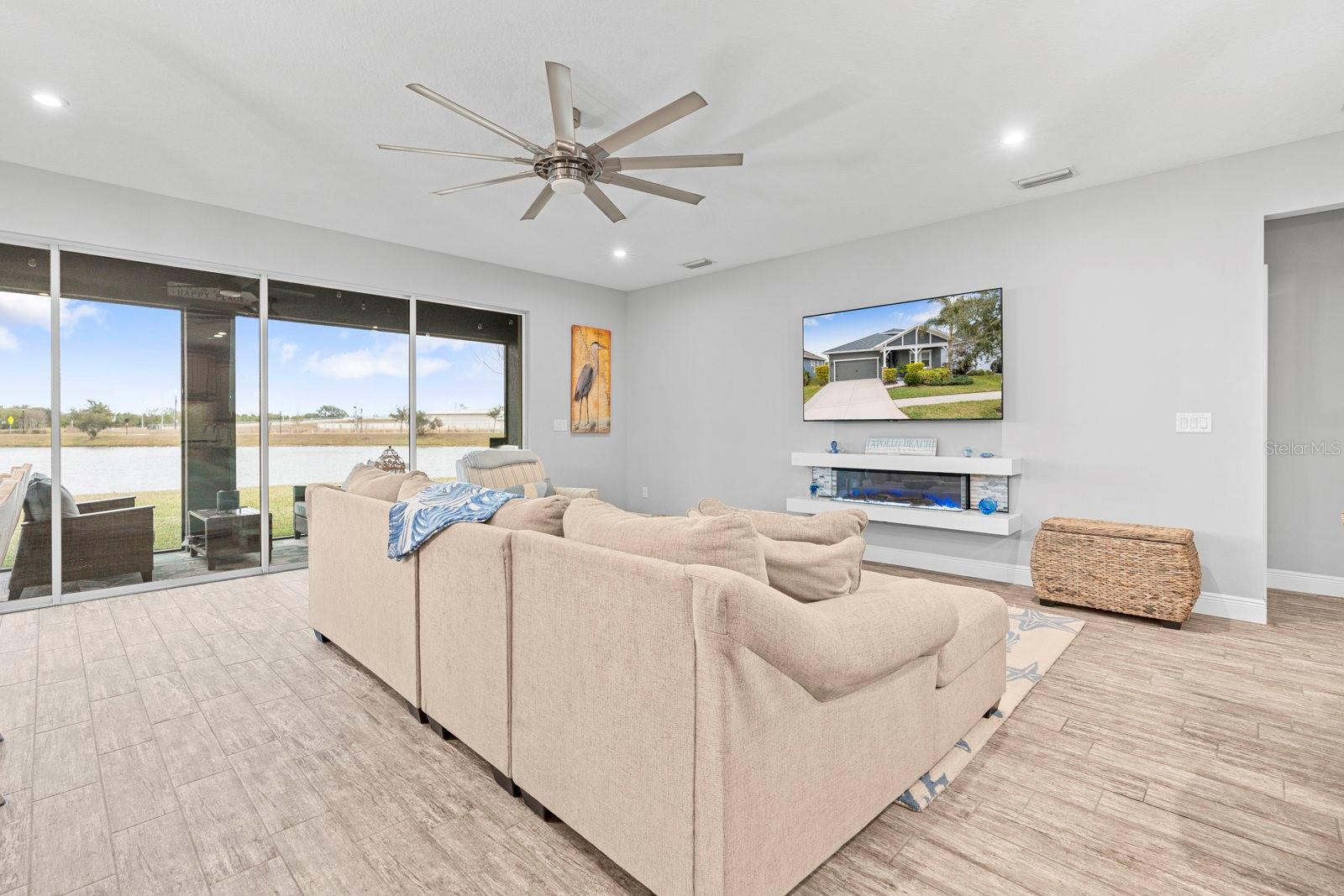 Listing photo id 6 for 5432 Silver Sun Drive