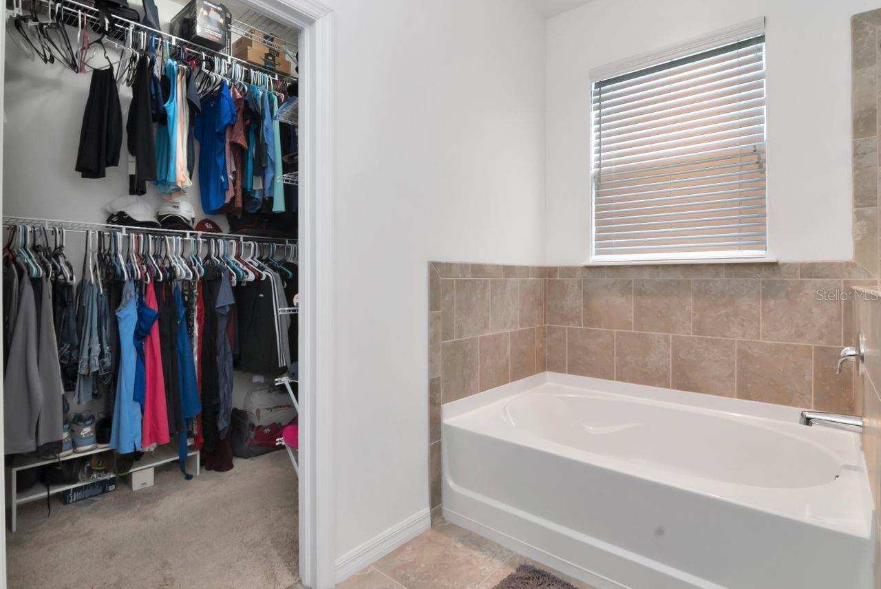 Listing photo id 9 for 5446 Suncatcher Drive