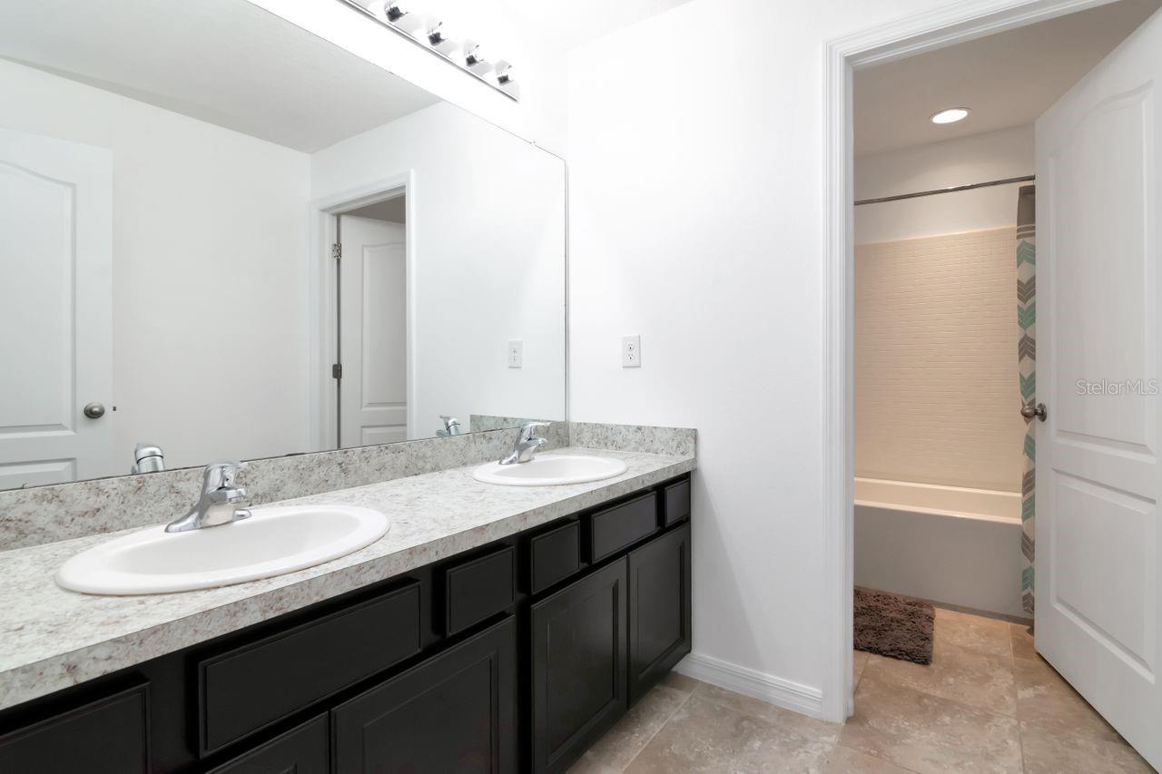 Listing photo id 13 for 5446 Suncatcher Drive