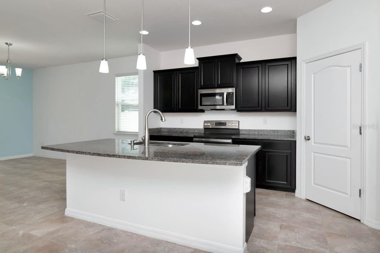 Listing photo id 1 for 5446 Suncatcher Drive