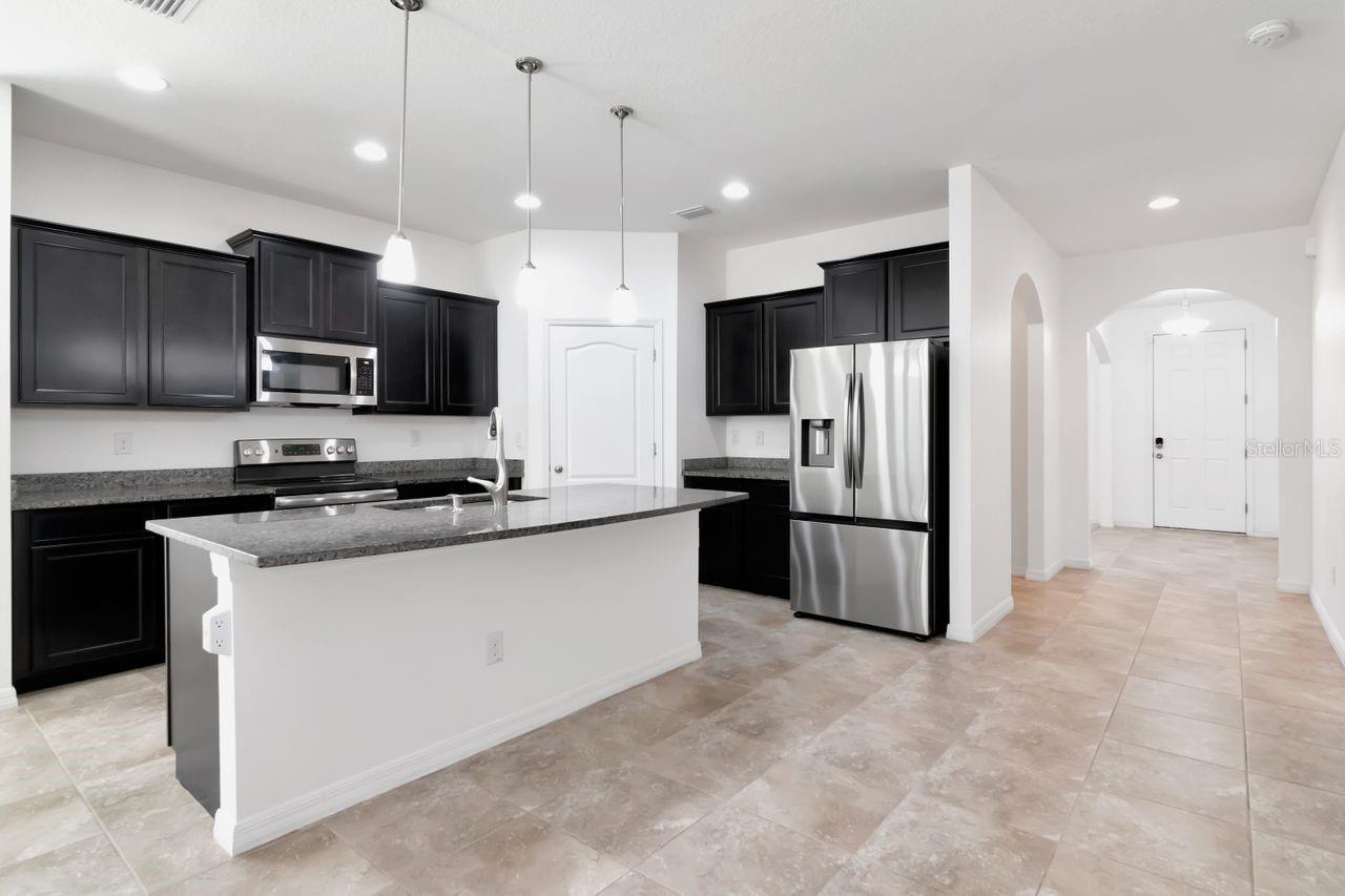 Listing photo id 2 for 5446 Suncatcher Drive