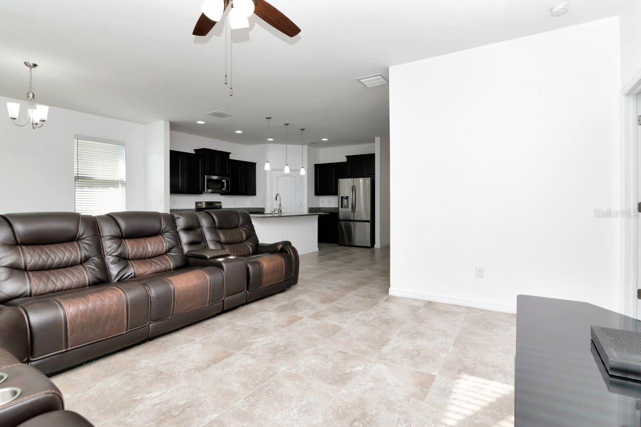 Listing photo id 4 for 5446 Suncatcher Drive