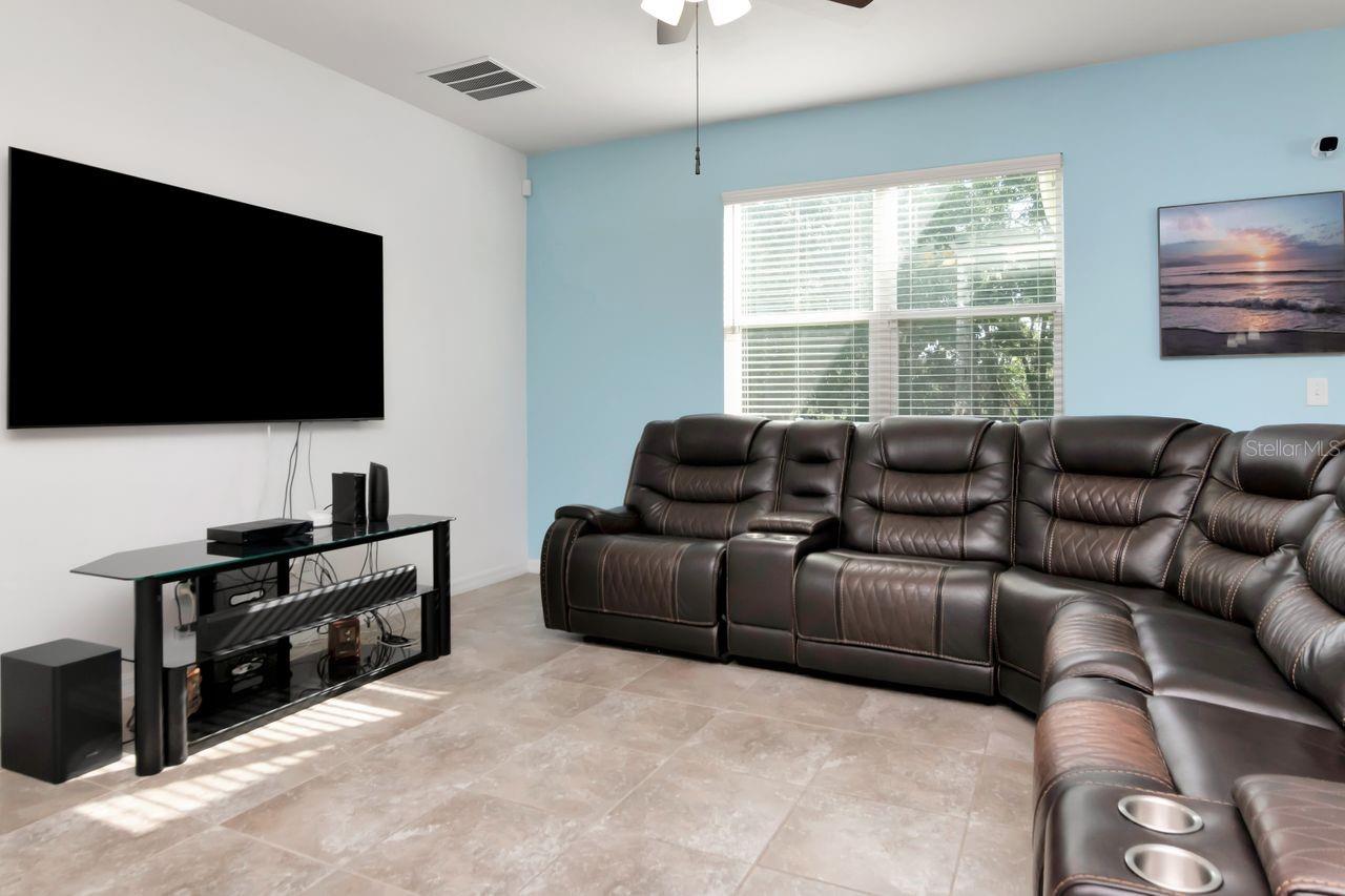 Listing photo id 5 for 5446 Suncatcher Drive