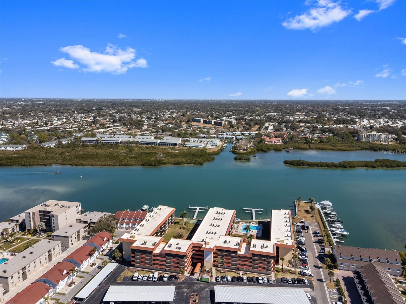 Image 38 of 46 For 19701 Gulf Boulevard 423