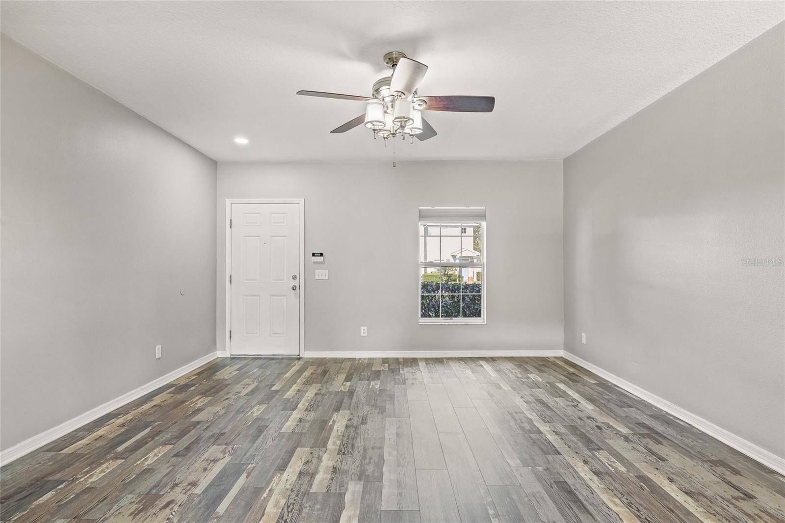 Image 8 of 39 For 16302 Swan View Circle