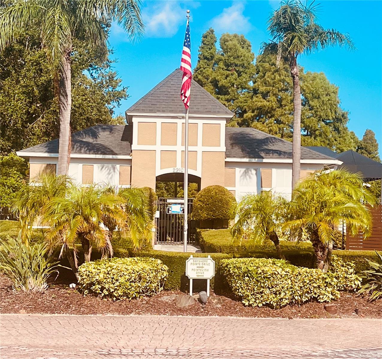 Listing photo id 10 for 2915 Pointeview