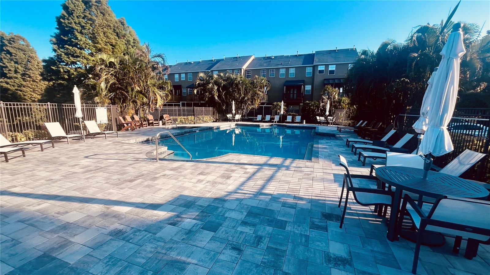 Listing photo id 11 for 2915 Pointeview