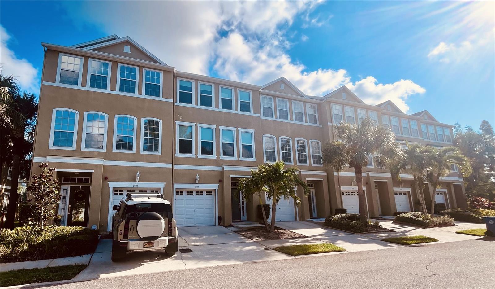 Listing photo id 0 for 2915 Pointeview