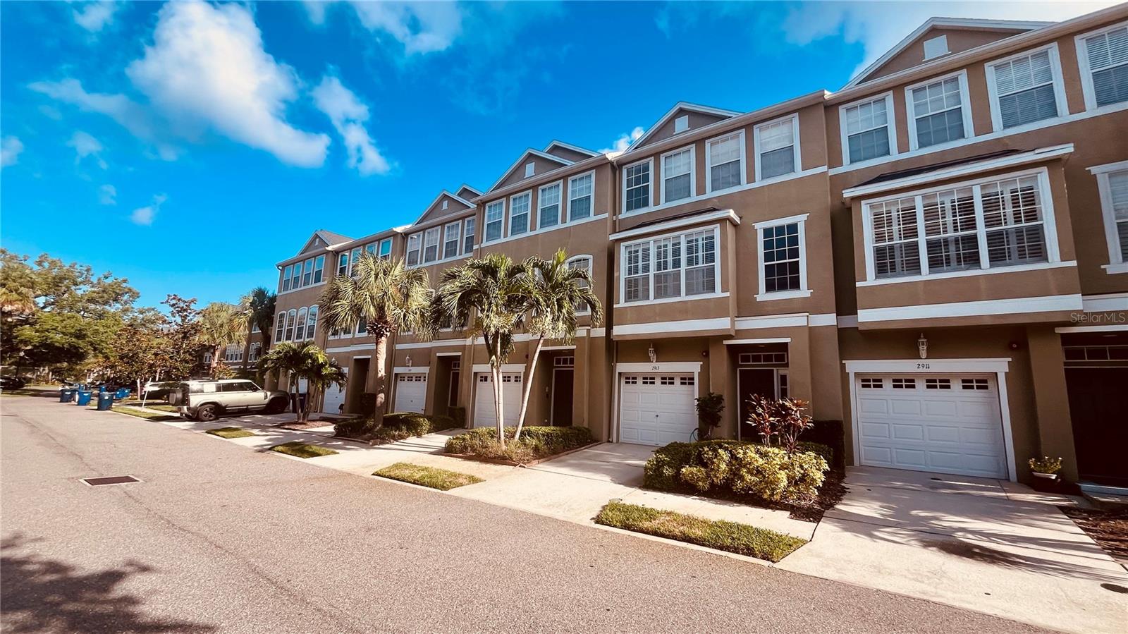 Listing photo id 1 for 2915 Pointeview