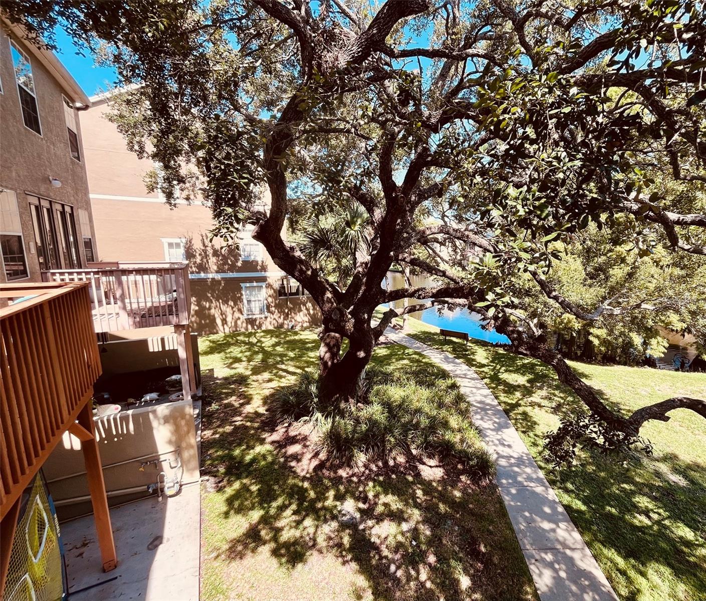 Listing photo id 2 for 2915 Pointeview