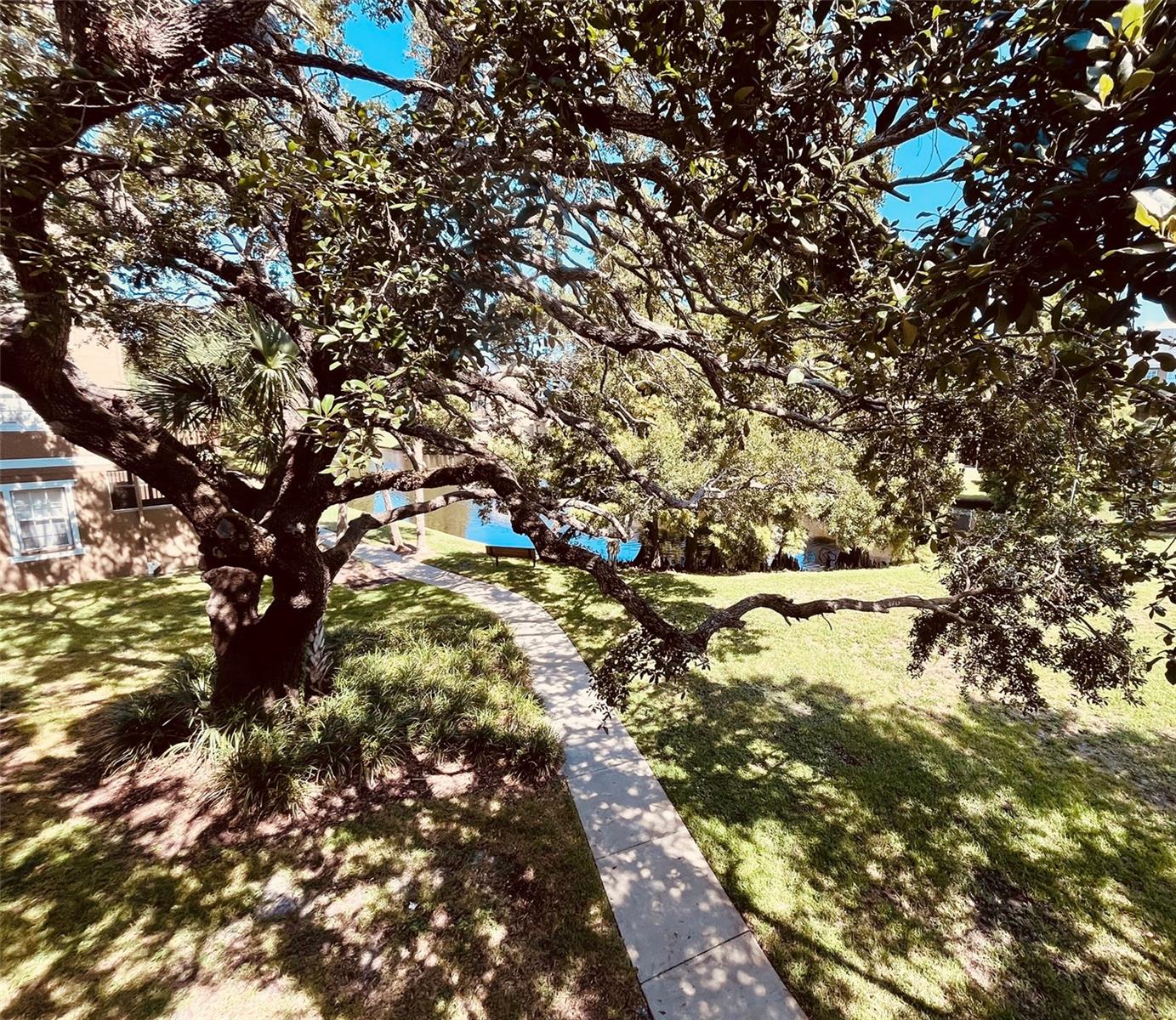 Listing photo id 3 for 2915 Pointeview