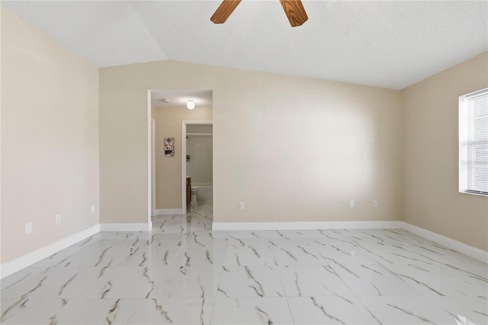 Listing photo id 8 for 4320 Bayridge Court