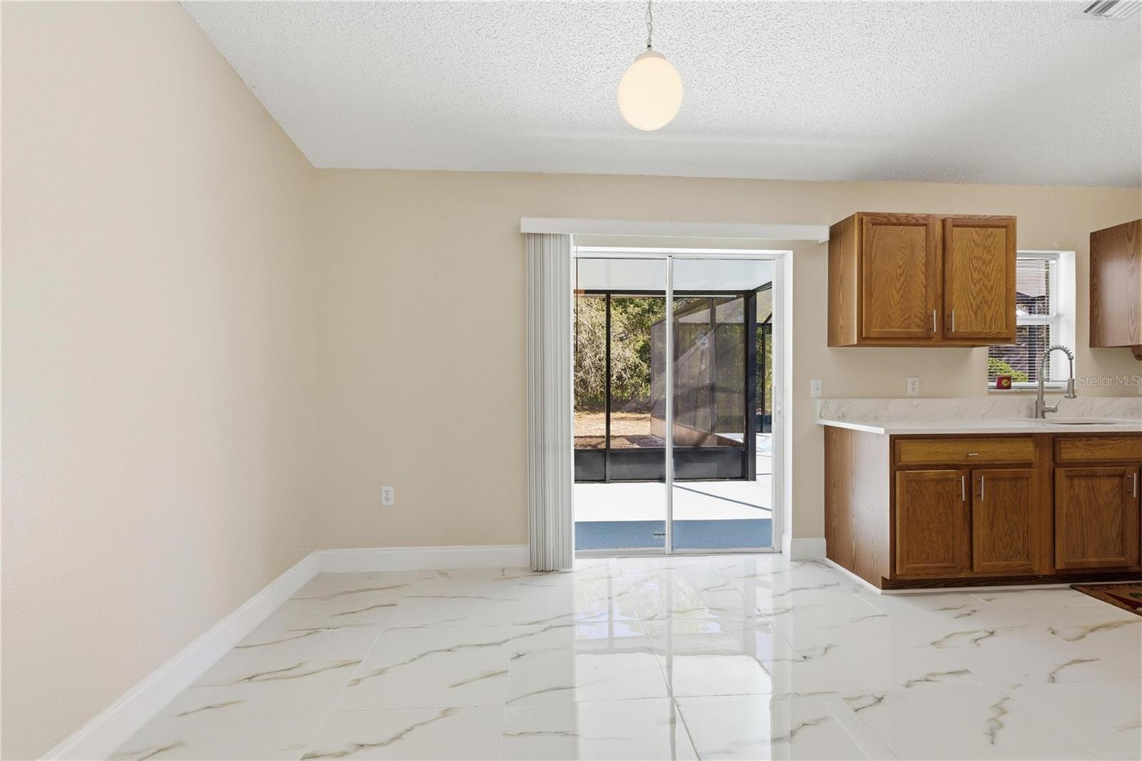 Listing photo id 11 for 4320 Bayridge Court