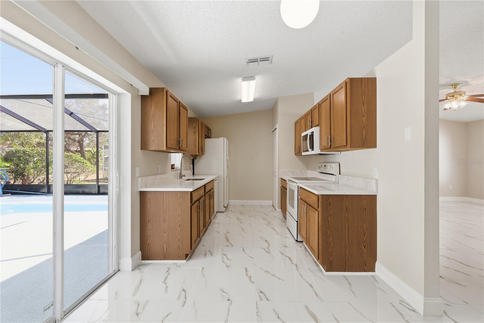 Listing photo id 12 for 4320 Bayridge Court