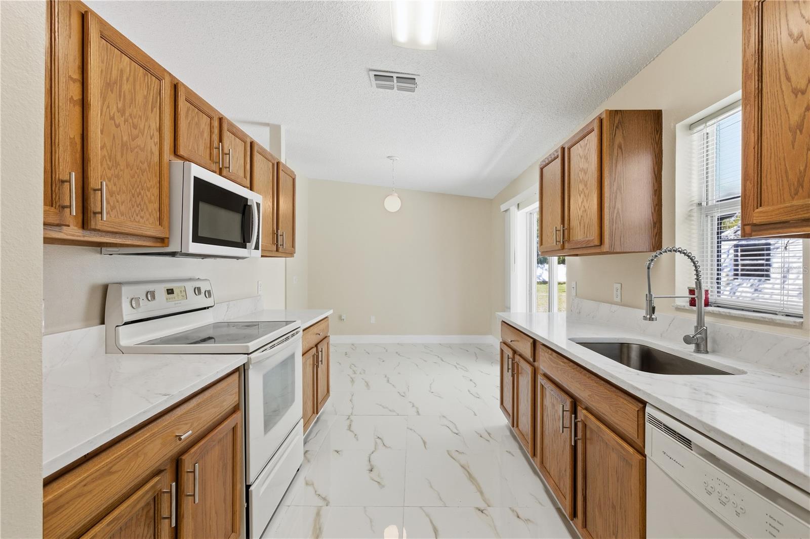 Listing photo id 13 for 4320 Bayridge Court