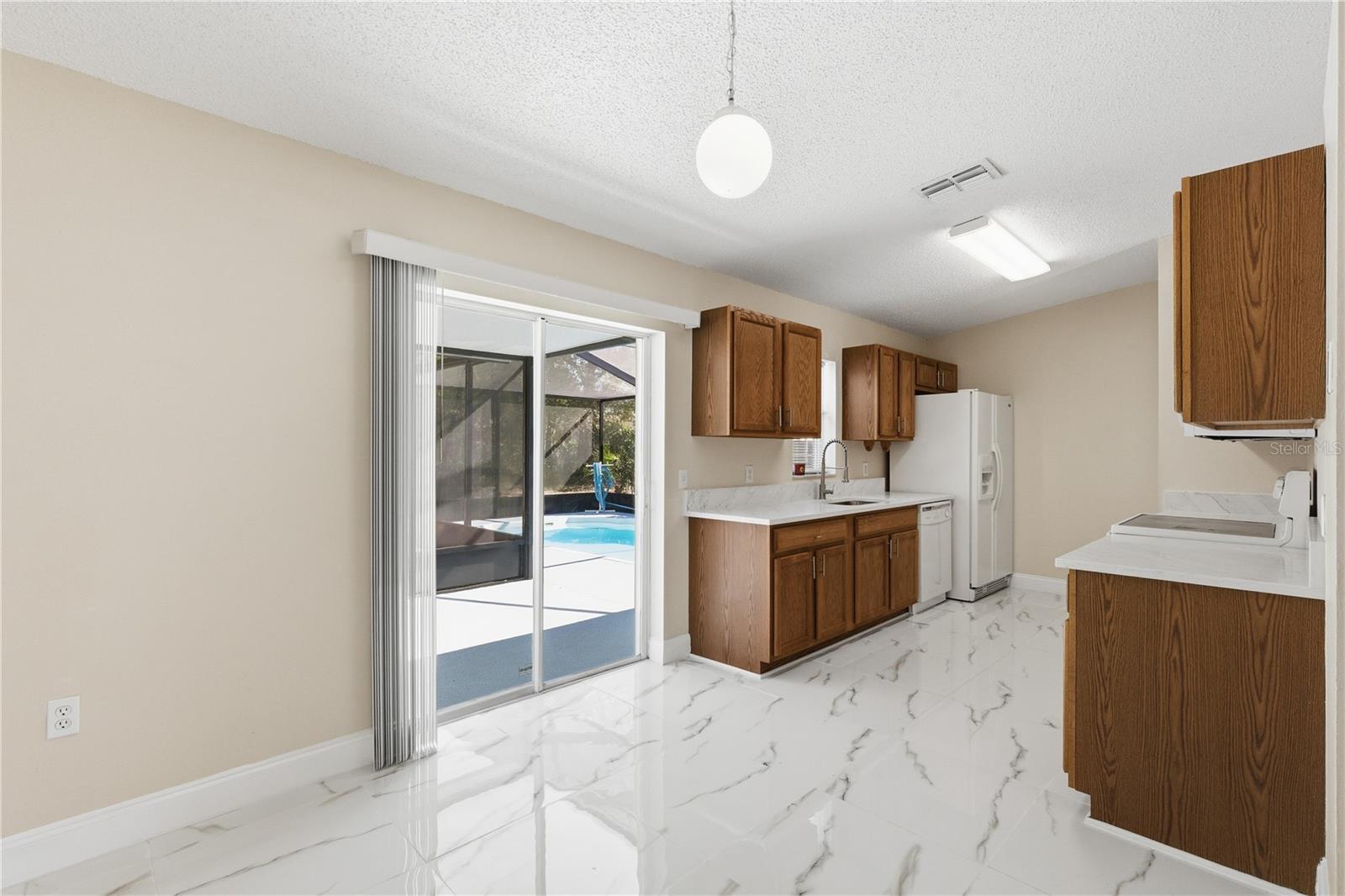 Listing photo id 15 for 4320 Bayridge Court