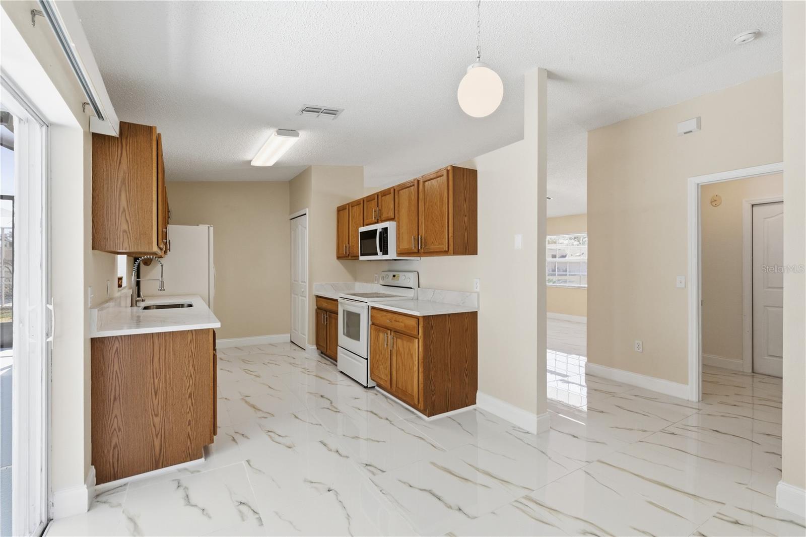 Listing photo id 16 for 4320 Bayridge Court